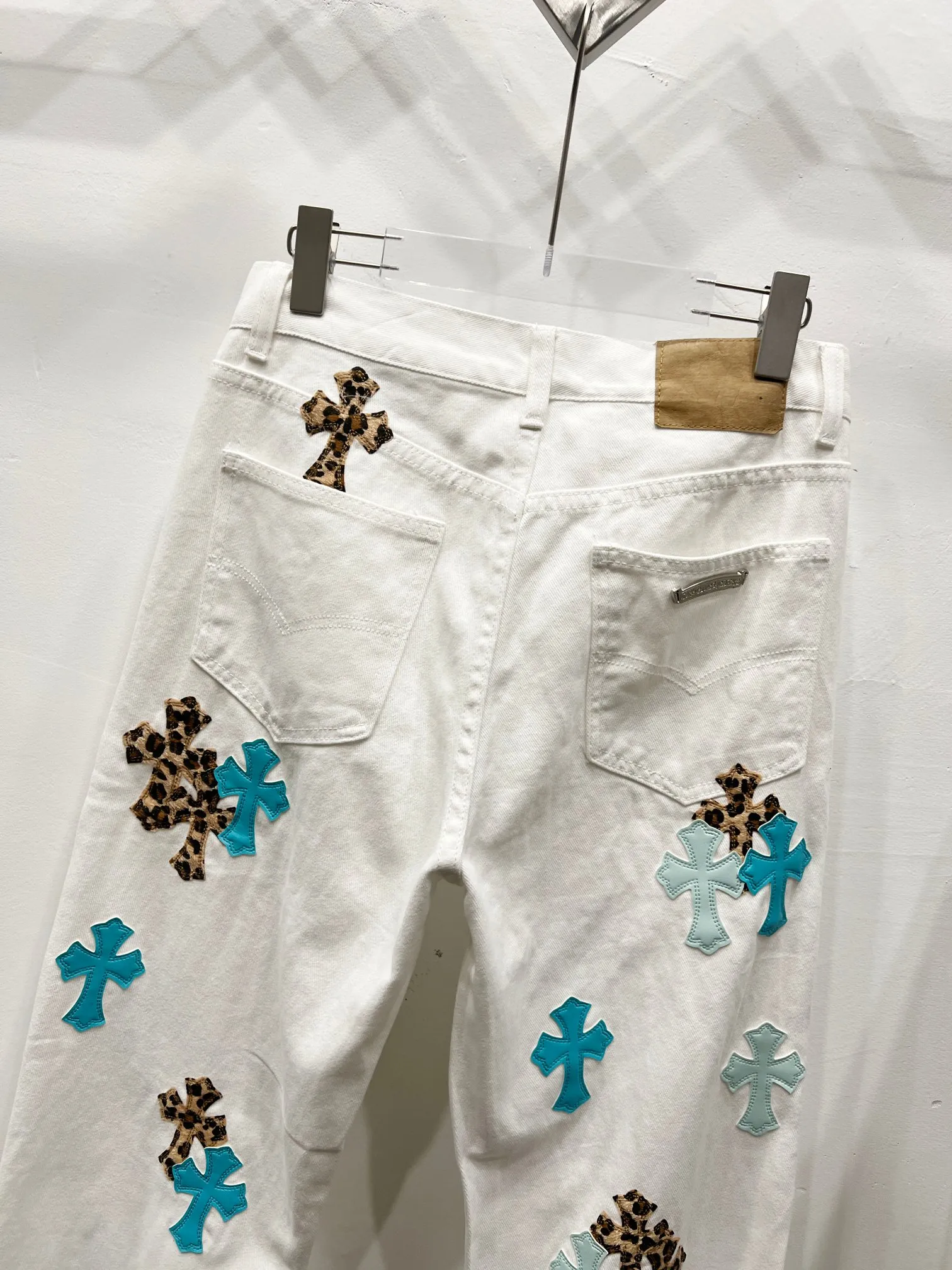 P260 Style No.: (c016) Croxin & 𝐂𝐡𝐫𝐨𝐦𝐞 𝐇𝐞𝐚𝐫𝐭 ss25 new ice blue leopard print cross patchwork leather jeans. Styles with different washed textures are very friendly to people with thin legs. The slightly flared version perfectly modifies the shape of the legs. The timeless and moderate length makes it easy to match and match. It is the basis for various styles and is a must-have in your wardrobe! The fabric is stiff but also makes the upper body soft without losing texture. The washing process is even more perfect. It is a must-have item for everyone! ! ! Washed wheat, tag, pants label, three labels complete Color: white Size: 28-30-32-34